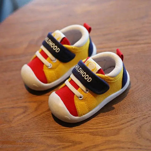 Lässige Babyschuhe mit weicher Sohle