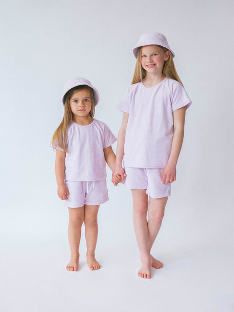 Lavendelfarbenes T-Shirt und Shorts-1