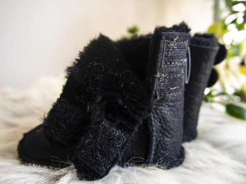 Schwarze Babystiefel aus Schaffell