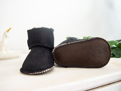 Schwarze Babystiefel aus Schaffell