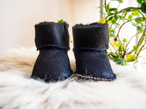 Schwarze Babystiefel aus Schaffell
