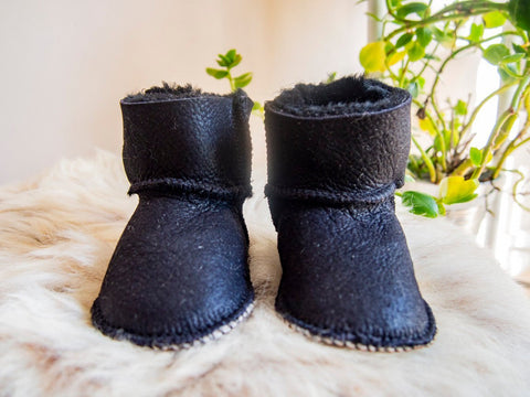 Schwarze Babystiefel aus Schaffell