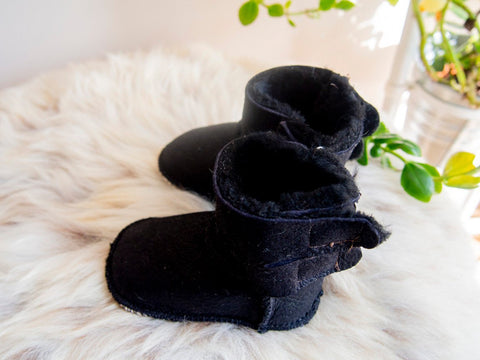 Schwarze Babystiefel aus Schaffell